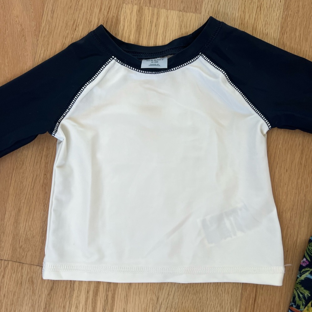 Old Navy baby boy swimsuit 0-3 months - Picture 3 of 4